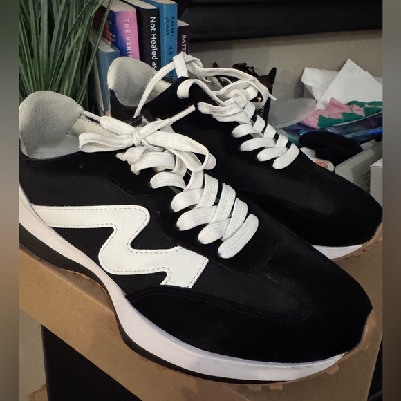 Steve Madden Women’s Campo Blk/Wht Lace-up Sneakers- Gently Used- Size 9.5M - Picture 6 of 15